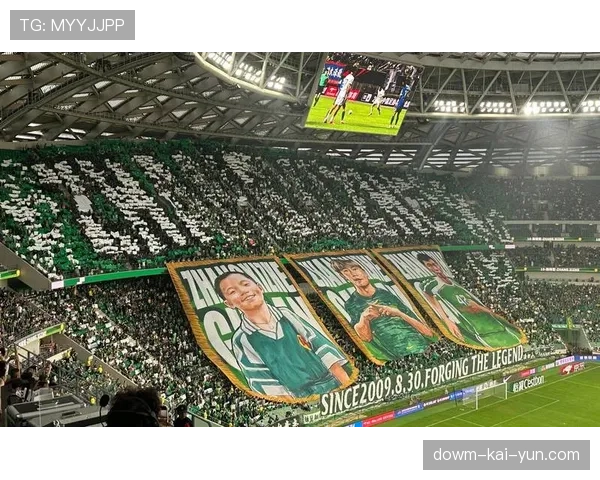 比赛花絮：伯纳乌现场球迷展示TIFO致敬即将退役的克罗斯