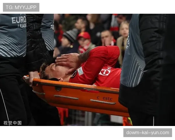 终场哨响，塞维利亚球员低头离场，新帅普拉萨面色凝重